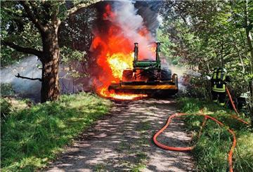 Traktor brennt auf Feldweg.