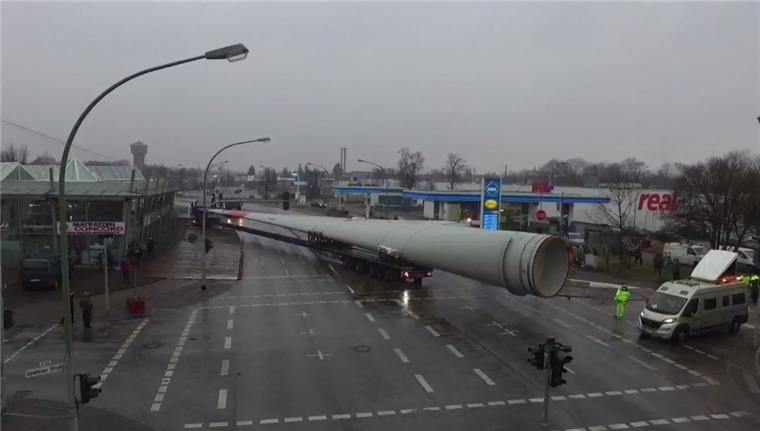Der Transport von drei sehr langen Rotorblättern hat am Sonntag für Verkehrsbehinderungen in Bremerhaven gesorgt. 