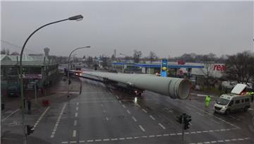 Der Transport von drei sehr langen Rotorblättern hat am Sonntag für Verkehrsbehinderungen in Bremerhaven gesorgt. 