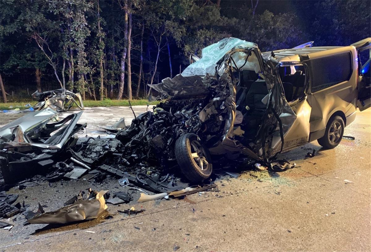 A1 bei Wildeshausen: Fünf Tote bei Unfall Der Transporter wurde bei dem Unfall auf der A1 völlig zerstört.