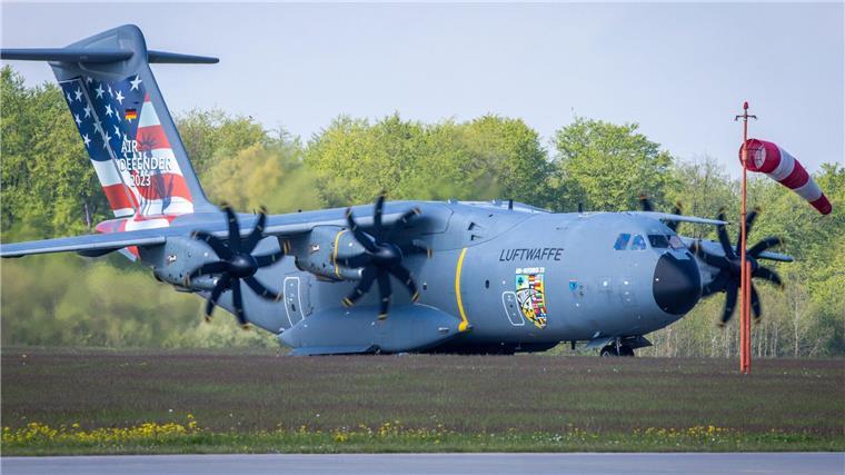 Der Transportflieger A400M der Bundeswehr steht auf dem Gelände des Taktischen Luftwaffengeschwaders 73 „Steinhoff“.