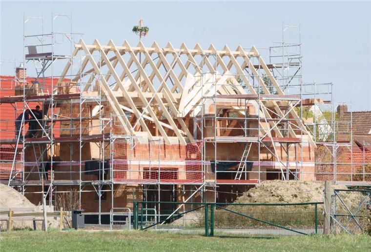 Ihre Fragen an die Experten: Bauen mit wenig Förderung - Wie ist das möglich? Der Traum vom Eigenheim ist aktuell wegen hoher Zinsen und unklarer Förderungsrichtlinien schwerer zu erfüllen, aber möglich. Wie, da haben unsere Experten Tipps.