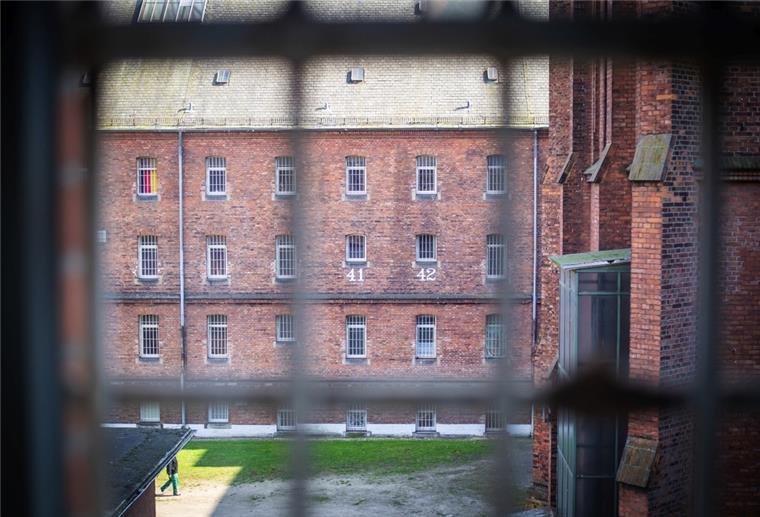 Der Traum vom großen Geld aus dem Drogenhandel über den verschlüsselten Encrochat-Nachrichtendienst endete für viele mit dem Blick aus dem Knast. Derzeit sitzen 53 Personen aus Bremerhaven und Bremen in der JVA Bremen. Foto: Hartmann