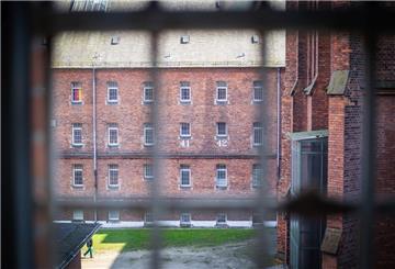 Der Traum vom großen Geld aus dem Drogenhandel über den verschlüsselten Encrochat-Nachrichtendienst endete für viele mit dem Blick aus dem Knast. Derzeit sitzen 53 Personen aus Bremerhaven und Bremen in der JVA Bremen. Foto: Hartmann