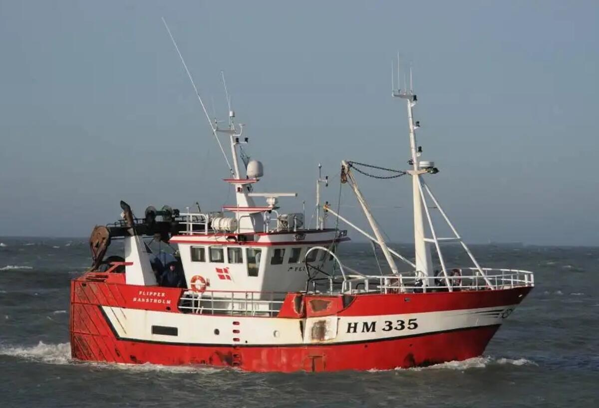 Der Trawler "HM 335 Flipper" fährt auf dem offenen Meer.