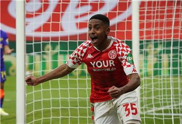 Der Treffer zur Führung: Der Mainzer Leandro Barreiro Martins freut sich über sein Tor zum 3:2. 