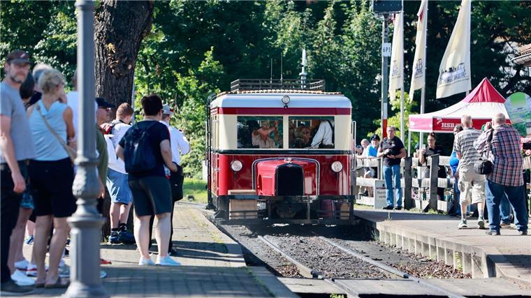 Tausende Gäste bei doppeltem Bahngeburtstag im Harz Der Triebwagen von 1932, das „Schweineschnäuzchen“, pendelt im Rahmen eines Bahnhoffestes zwischen Wernigerode Hauptbahnhof und Wernigerode-Hasserode. Anlass des Festes ist der 125. Doppelgeburtstag von Harzquer- und Brockenbahn.