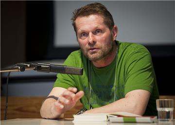 Der trockene Alkoholiker Uli Borowka  bei einer Lesung.