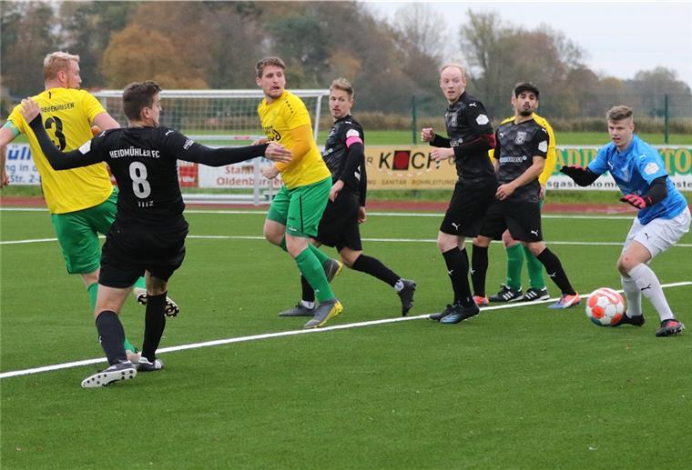 Der TSV Abbehausen (gelbe Trikots) erkämpfte sich gegen Bezirksliga-Tabellenführer Heidmühler FC zwar ein 1:1, wird die Aufstiegsrunde aber wahrscheinlich verpassen.