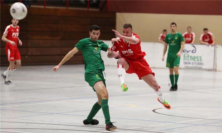 Der TSV Abbehausen (grüne Trikots)  bezwang den Bezirksliga-Konkurrenten SV Brake im Halbfinale mit 2:0 und schlug den TuS Jaderberg (1. Kreisklasse) im Endspiel mit 3:2 nach Neunmeterschießen.