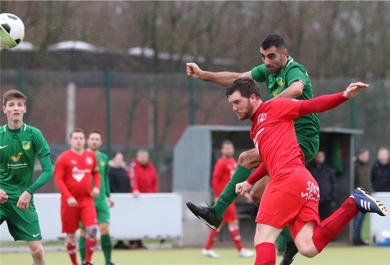 Fußballer in Niedersachsen müssen pausieren Der TSV Abbehausen (grüne Trikots) sollte am Sonntag in der Bezirksliga beim SV Ofenerdiek spielen. Nun gibt es zumindest bis zum 29. März eine Spielpause.