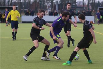 Der TSV Abbehausen (schwarze Trikots) ließ den Gästen keine Möglichkeit, sich zu entfalten. Im ersten Bezirksliga-Spiel des Jahres landete die Mannschaft von Trainer Frank Meyer einen Schritt in Richtung vorzeitiger Klassenerhalt.