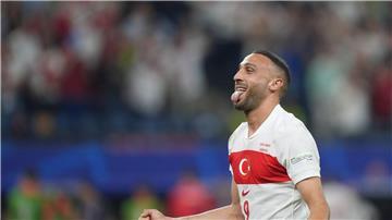 Der Türke Cenk Tosun jubelt nach seinem Treffer zum 2:1-Endstand.