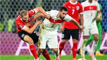 Der Türke Orkun Kökcü (M) wird das Spiel gegen die Niederlande verpassen.