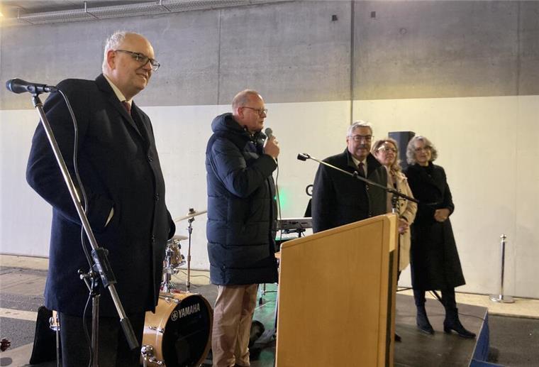 Der Tunnel ist frei. Nach einer offiziellen Ansprache wurde der Hafentunnel eröffnet.