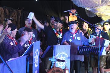 Der U-Bootverein Oberegg hat kurzerhand die Bühne geentert. Die Crew um Frits Hooijberg, Captain des  Shantychors „Windjammer“, hat unerwartet Verstärkung von den Mannen um den bajuwarischen Kapitänleutnant Philip Dreher beim Ohrwurm „Yellow Submarine“ bekommen.  