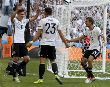 Der überragende Julian Draxler bejubelt mit Mario Gomez und Thomas Müller (von links) seinen Treffer zum 3:0. 