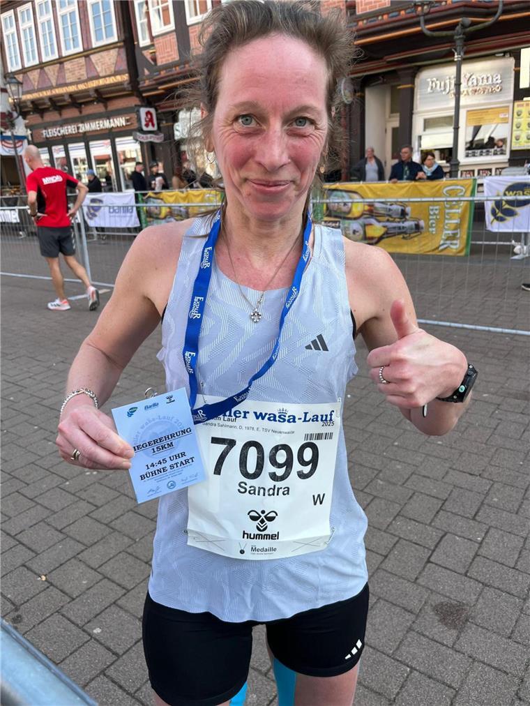 Frau in Sportkleidung lächelt in Kamera