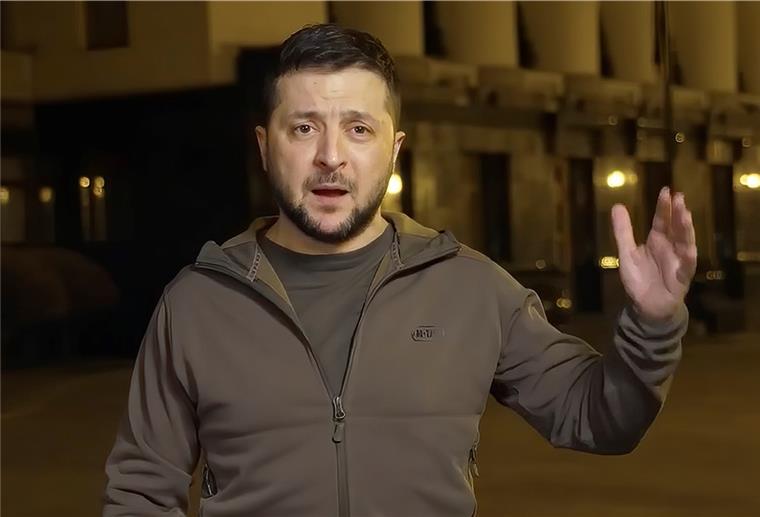 Ukrainischer Präsident Selenskyj will weltweite Anti-Kriegs-Demos Wolodymyr Selenskyj, Präsident der Ukraine, spricht in Richtung der Kamera.