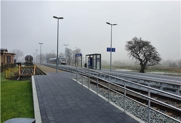 Gleise und Bahnsteige des Bahnhofs Geestenseth.