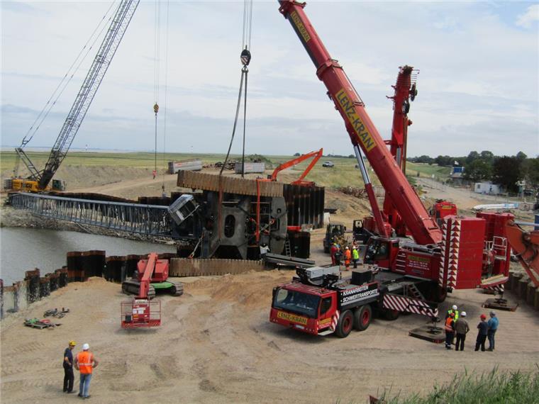 Otterndorf: Umgestürzter Kran auf Schleusenbaustelle geborgen Der umgestürzte Kran an der Hadelner Stauschleuse in Otterndorf wurde am Mittwoch geborgen.