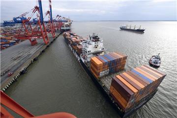 Gute Nachrichten: Der Umschlag in Bremerhaven war im ersten Halbjahr stabil. Beim Verladen der bunten Boxen gab es sogar ein leichtes Plus.
