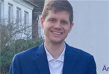 Henning Redlin lächelt in die Kamera.