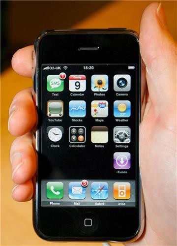 Der unbekannte Klo-Benutzer lässt ein Mobiltelefon mitgehen.