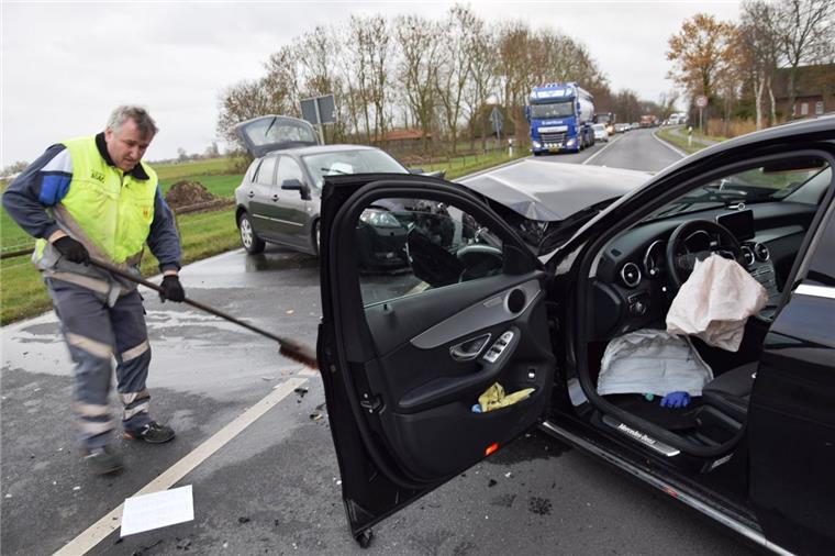 Nordenham: Bundesstraße 212 nach schwerem Unfall voll gesperrt Der Unfall ereignete sich gegen 13.40 Uhr. Die Bergungsarbeiten zogen sich hin, auch weil Betriebsstoffe ausgelaufen waren. Der Verkehr staute sich in alle Richtungen.