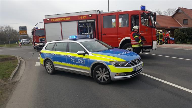 Unfall auf der B212 bei Nordenham: Lastwagen kracht in Auto Der Unfall ereignete sich um kurz vor 12 Uhr. Die Kreuzung war für rund eineinhalb Stunden gesperrt.