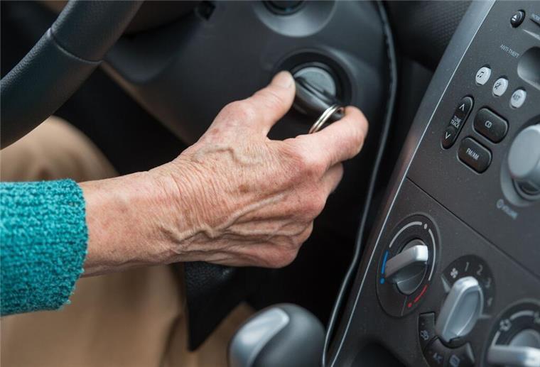 Senioren am Steuer: Debatte über „Führerschein-TÜV“ Die Teilnehmerin eines Fahrtrainings für Senioren am „Aktionstag Senioren im Straßenverkehr“ im brandenburgischen Beeskow.