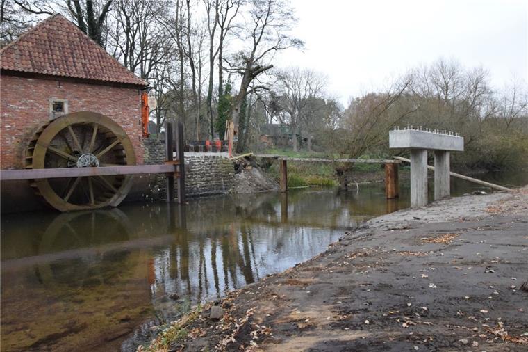Der Unterbau der neuen Oste-Brücke mit Stützen und Widerlagern steht, doch die Stahlbauteile lassen auf sich warten. 