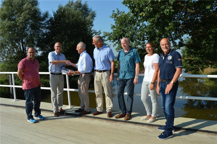 Der Unterhaltungsverband Nr. 80 hat der Gemeinde Loxstedt die sagenumwobene Leutnantsbrücke über die Lune bei Düring geschenkt. Zur Übergabe trafen sich (von links) Dirk Ahrens-Meinhardt, Loxstedts Bürgermeister Detlef Wellbrock,  Johann Heusmann,  Thomas Stroer, Lüder Schnibbe und  Anne Tietjen vom Unterhaltungsverband sowie der Loxstedter Bauamtsleiter Gert Aljets. 