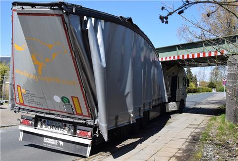 Der unverletzte 37-jähriger Lastkraftwagenfahrer aus Hamburg hatte in Nordenham-Einswarden die Höhenbegrenzung von 3,50 Meter übersehen.