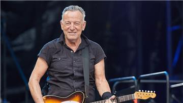 Der US-amerikanische Musiker Bruce Springsteen muss wegen anhaltender Magenprobleme Konzerte absagen.