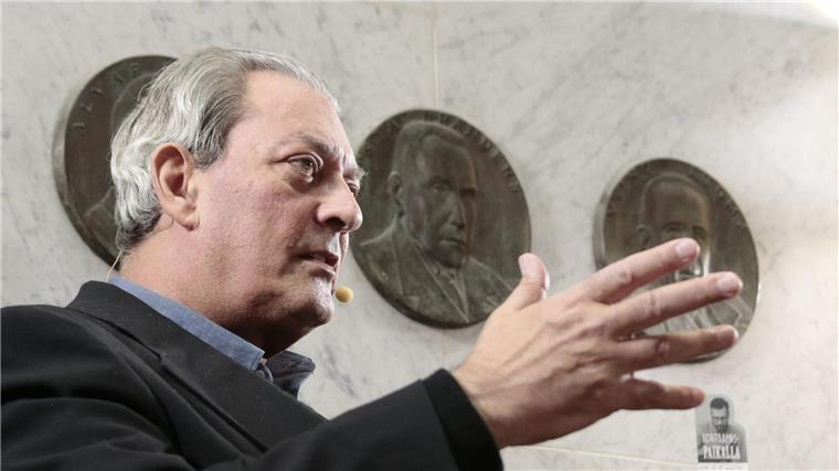 „Bloodbath Nation“: Paul Auster rechnet mit den USA ab Der US-Autor Paul Auster rechnet in seinem Buch „Bloodbath Nation“ mit der Waffengewalt in seinem Heimatland ab.