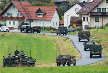 Bayern, Kleinfalz: Militärfahrzeuge der US-Armee fahren durch den Ort Kleinfalz nahe dem Truppenübungsplatz Grafenwöhr. 