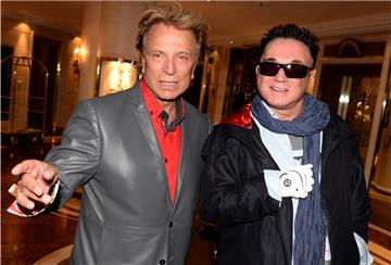 Der US-Magier Roy Horn (rechts), hier mit Siegfried Fischbacher („Siegfried“), hat sich seinem Sprecher zufolge mit dem Coronavirus infiziert.