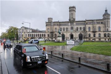 Der US-Präsident verwendet auch bei Auslandsreisen ausschließlich seine Staatskarosse sowie ein identisches Reservefahrzeug. Im Hintergrund: die Leibniz Universität Hannover.