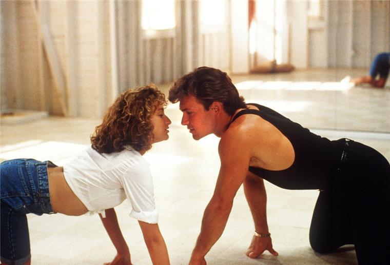 Der US-Schauspieler Patrick Swayze und seine Kollegin Jennifer Grey spielen in dem Tanzfilm "Dirty Dancing" (Szenenfoto von 1987). 