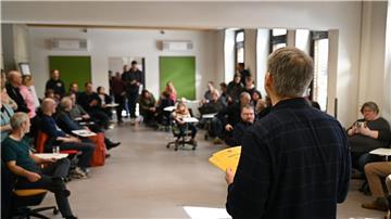 Der Veranstalter Jan van Koningsveld verteilt beim 7. Emder Pi-Wettbewerb die Urkunden.