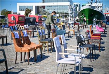 Der Verband Dehoga hat bereits im April im Schaufenster Fischereihafen mit leeren Stühlen demonstriert, dass es der Gastronomie nicht gut geht.