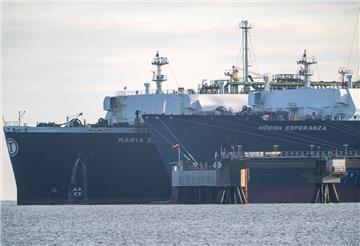 Das mit verflüssigtem Erdgas beladene Tankschiff "Maria Energy"  liegt am schwimmenden Terminal, dem Spezialschiff "Höegh Esperanza". 