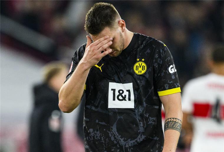 Der Verein Borussia Dortmund, hier Niklas Süle, reagierte Betroffen nach der Nachricht, dass ein Jugendspieler des DJK TuS Körne nach einem Zusammenstoß verstorben ist und sendete kondolierende Trauergrüße über X. (Symbolbild)