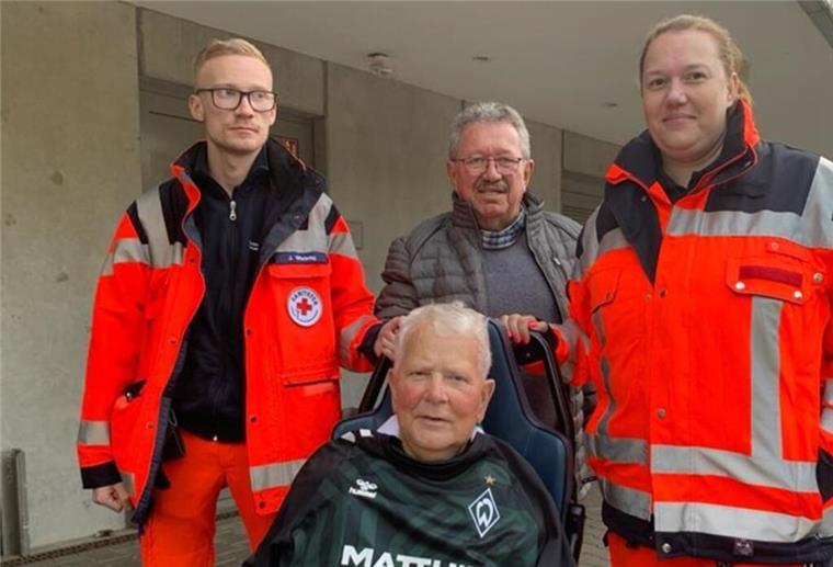 Der Verein Lebenswunsch, der Hospizverein Loxstedt und das DRK haben einem 77-Jährigen einen besonderen Werder-Wunsch erfüllt.