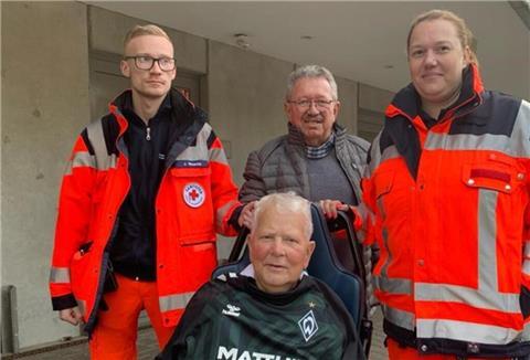 Der Verein Lebenswunsch, der Hospizverein Loxstedt und das DRK haben einem 77-Jährigen einen besonderen Werder-Wunsch erfüllt.