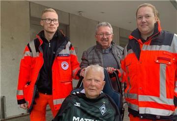 Der Verein Lebenswunsch, der Hospizverein Loxstedt und das DRK haben einem 77-Jährigen einen besonderen Werder-Wunsch erfüllt.