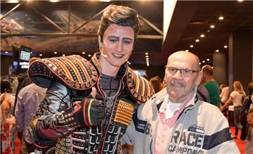 Der Verein Lebenswunsch hat Herrn K. aus Nordenham einen Besuch beim Musical Starlight Express ermöglicht. Auch für ein Foto mit einem der Darsteller war während dieses Ausflugs Zeit.  