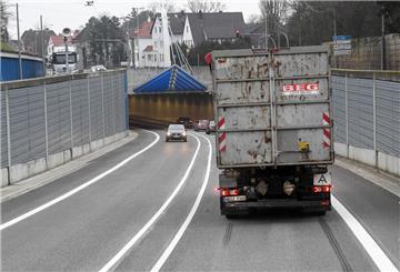Der Verkehr durch den Hafentunnel ist am Montag zeitweise freigegeben worden.