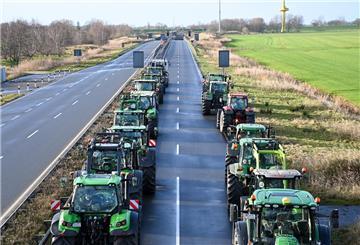 Der Verkehr durch den Wesertunnel ist komplett zum Erliegen gekommen. Die Proteste sollen noch einige Stunden andauern.